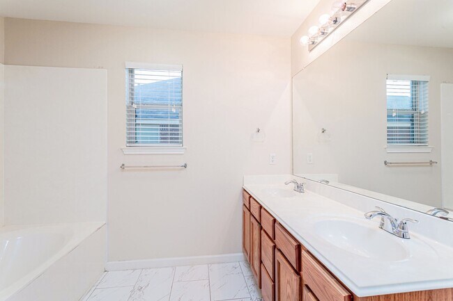 Building Photo - Comfortable 3BR/2BA Home with Vinyl Floori...