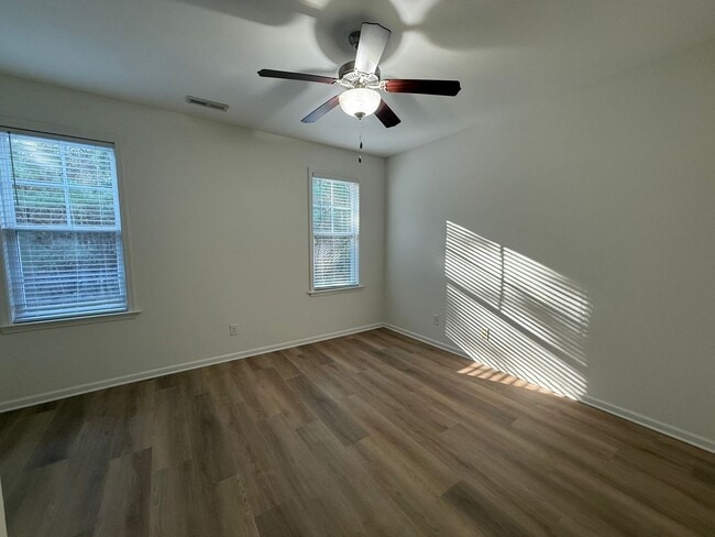 Building Photo - Nice 2 bedroom, 2.5 bath townhouse