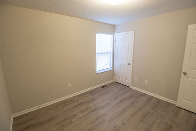 Building Photo - Affordable 3 Bedroom Duplex
