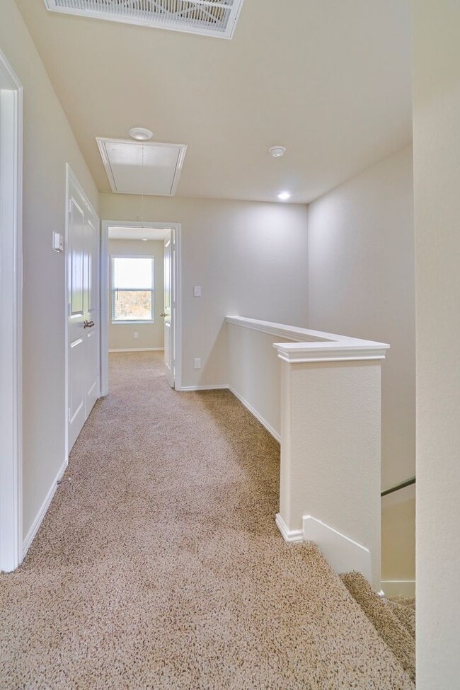 Building Photo - Hunters Ranch Beauty! 3 Bedrooms 2 1/2 Bath Townhome