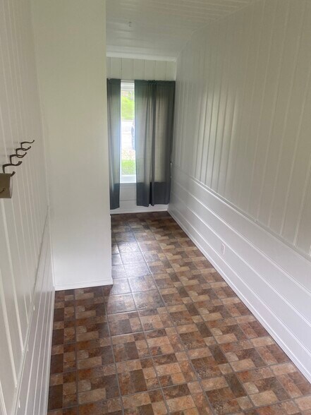 breezeway between garage and house - 531 Atlantic St