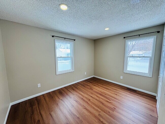 Building Photo - 5626 6th St NE