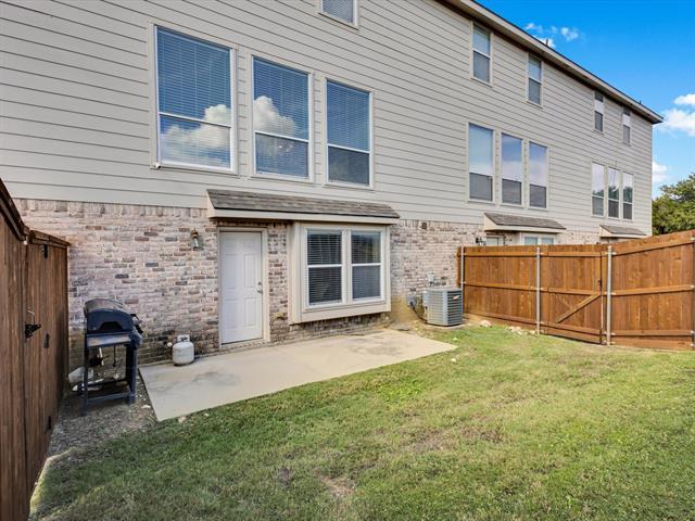 Building Photo - 2700 Club Ridge Dr