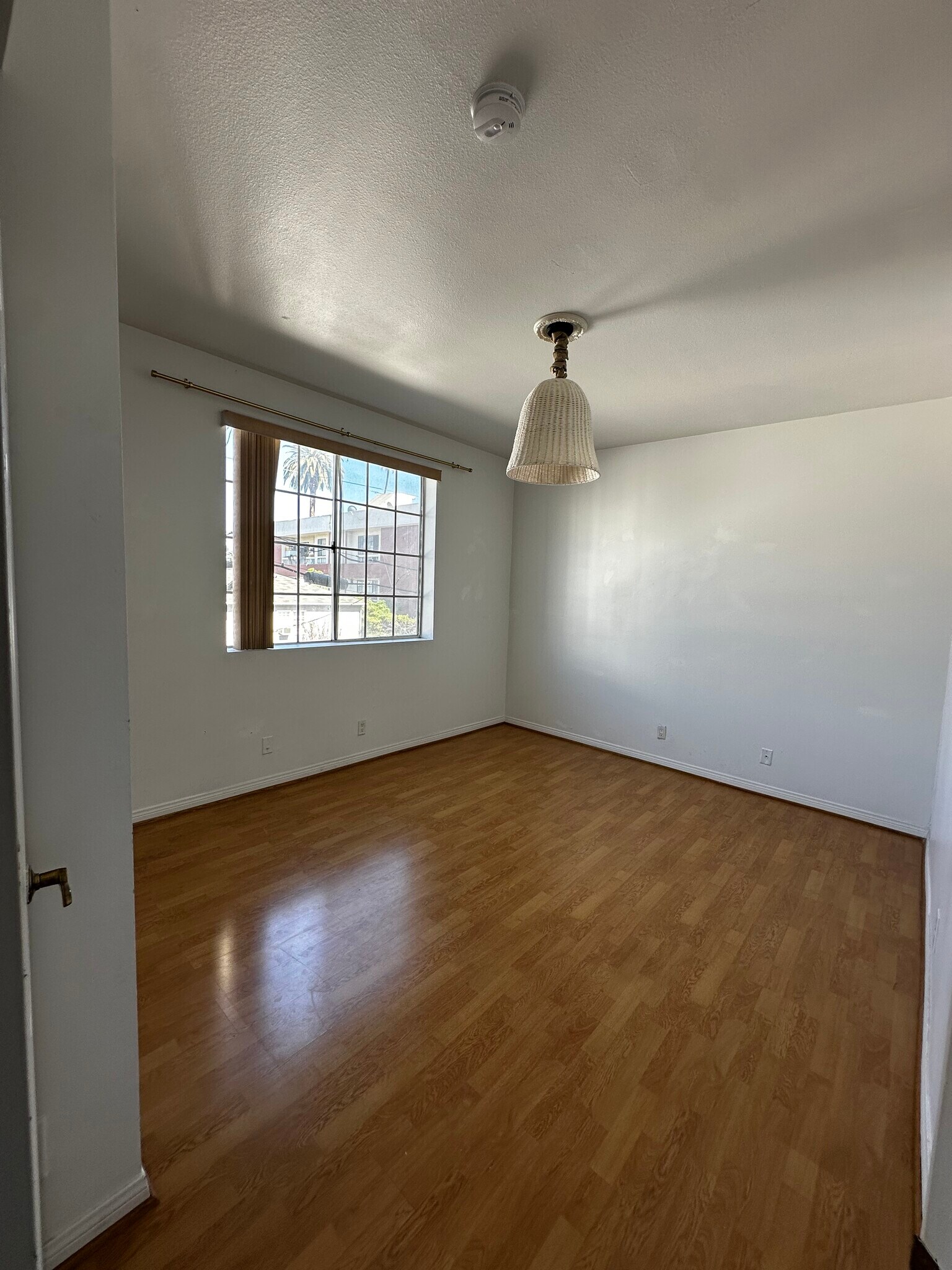 Building Photo - 458 N Oakhurst Dr