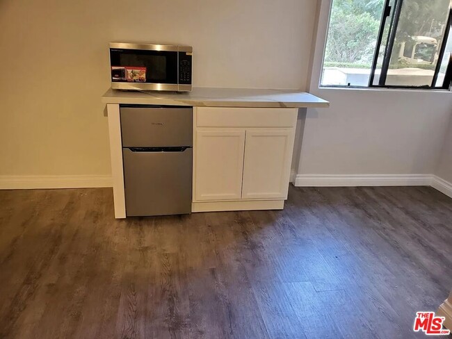 Building Photo - 10660 Wilshire Blvd