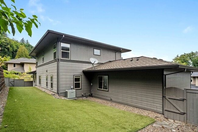 Building Photo - 307 NW Meridian Ridge Ct