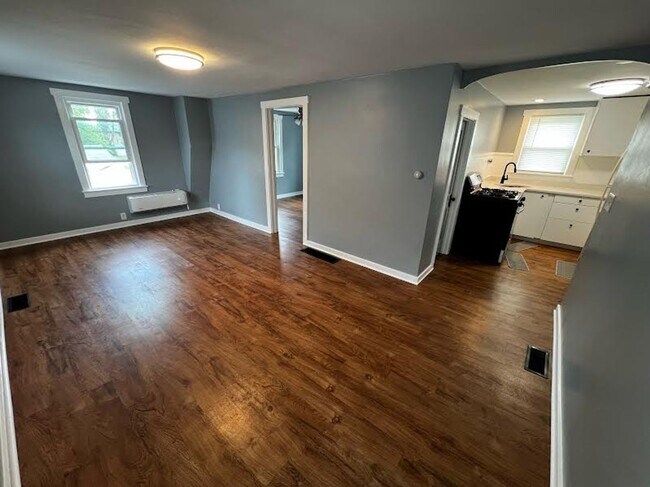 Building Photo - Cute 1 Bedroom Single Unit - Close to Campus!