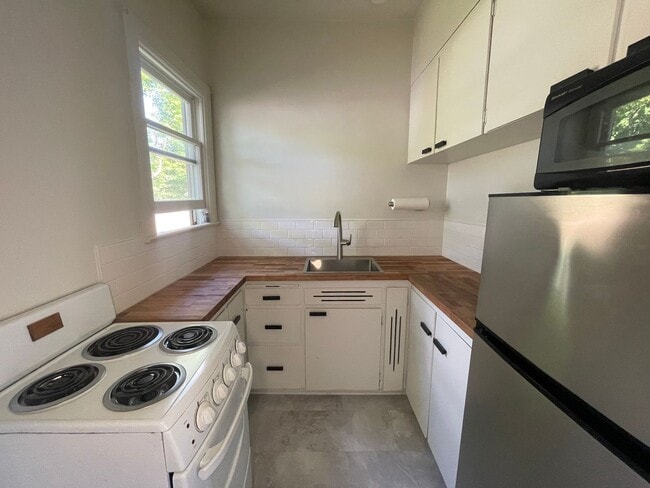 Building Photo - One Bedroom Apartment in Mattawan