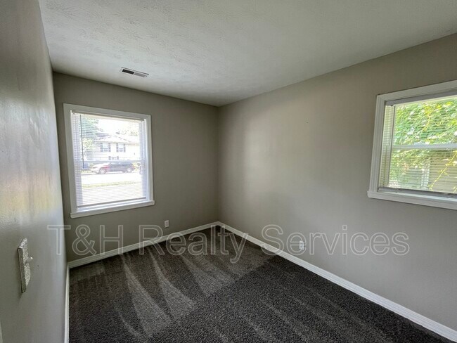 Building Photo - 3831 Bennett Dr