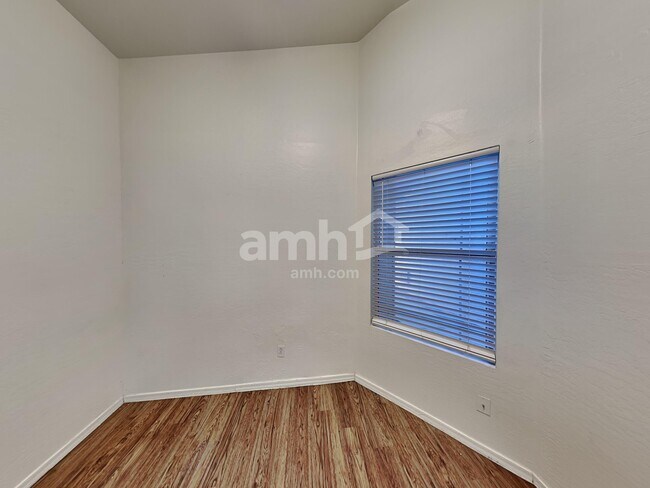 Building Photo - 11038 E Delta Ave