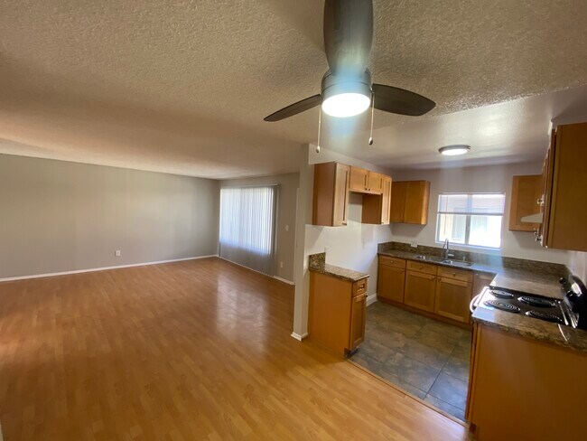 Building Photo - 5333 Russell Ave
