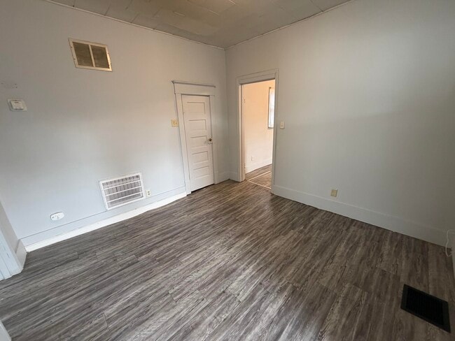 Building Photo - 210 Eleventh-E