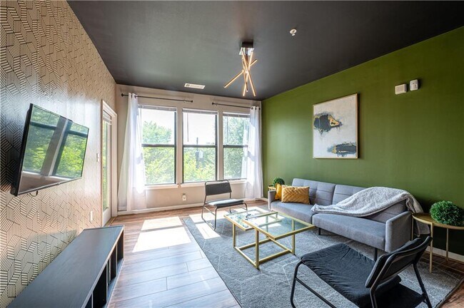 Building Photo - 898 Oak St SW