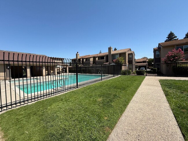 Building Photo - 2-bedroom condo near shopping, restaurants...