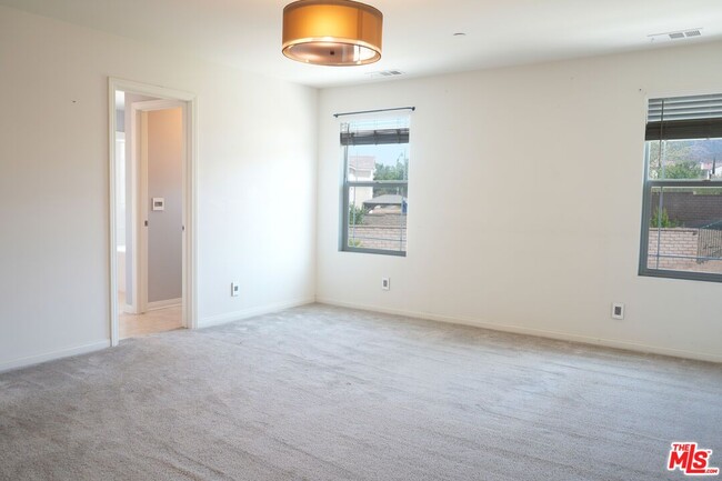 Building Photo - 2732 Hemlock Rd