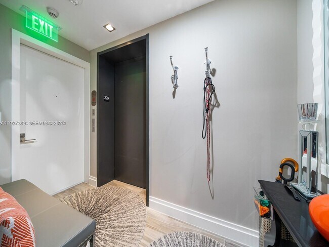 Building Photo - 801 S Miami Ave