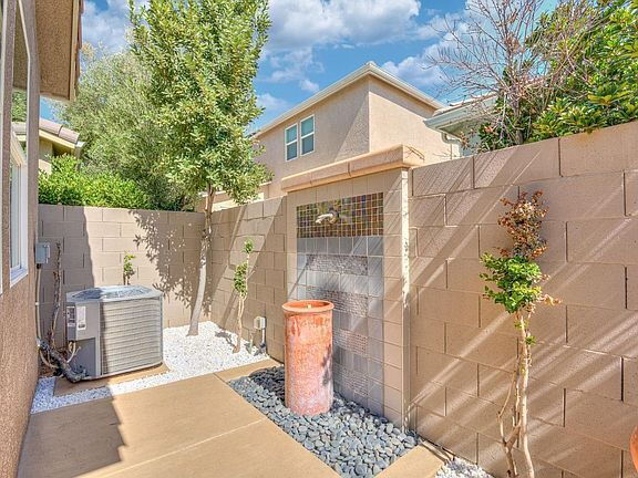 Building Photo - Clean and Spacious 3 Bedroom 2.5 Bathroom Home