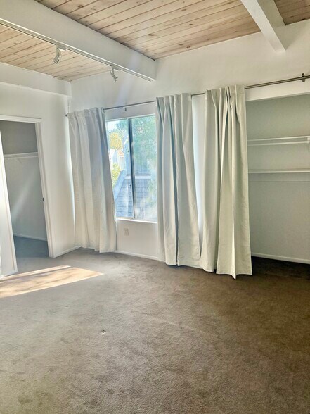 Building Photo - 11818 Moorpark St