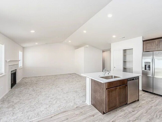 Building Photo - Well, maintained three bedroom 2 1/2 bath ...