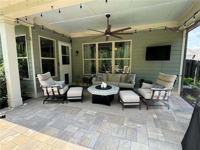 Building Photo - 512 Edgewater Dr