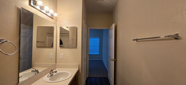 Building Photo - Willow Ridge - Ground Level Condo