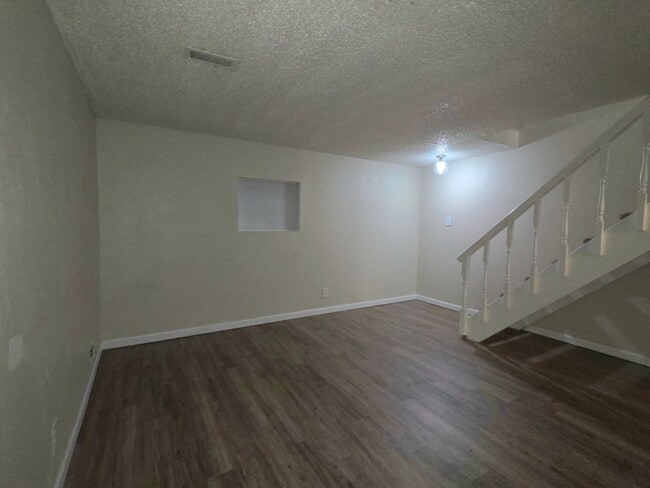 Building Photo - Great 3 Bedroom Townhouse In Aurora!
