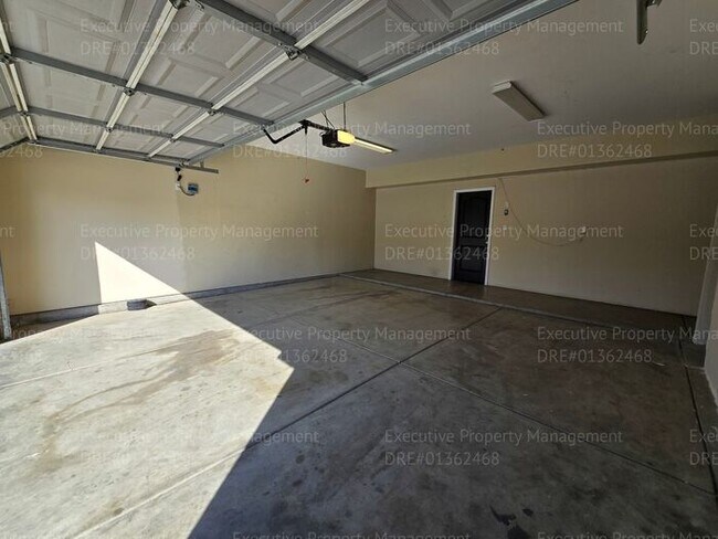 Building Photo - 3 bedroom/ 2.5 bathroom 2 story home.