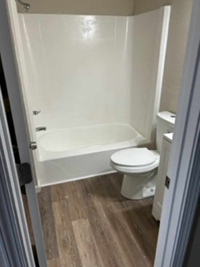 Building Photo - 2 Bedroom 1 Bath