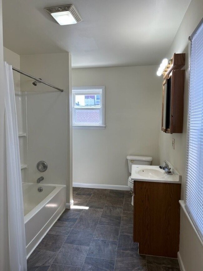 Building Photo - Single Family 2 Bedroom 1 Bathroom Home Fo...