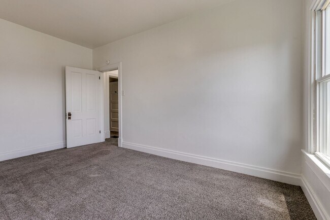 Building Photo - AVAILABLE NOW - Beautifully RENOVATED 3 Bedroom Home w/ TONS of Natural Light!