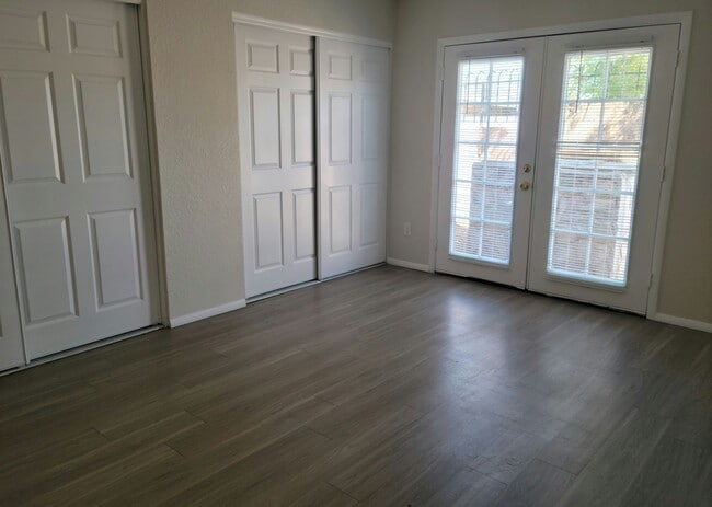Building Photo - Clean 2 Bed 2 Bath Town home with private yard in Central Phoenix! Gated Community! Move-in Speci...