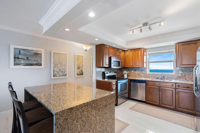 Building Photo - 1160 Hillsboro Mile