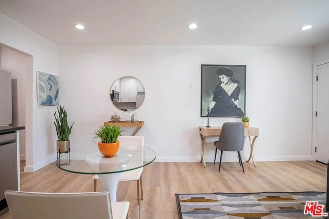 Building Photo - 6244 De Longpre Ave