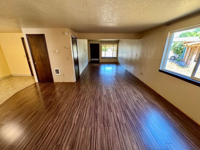 Building Photo - Duplex In South Corvallis Cul-De-Sac