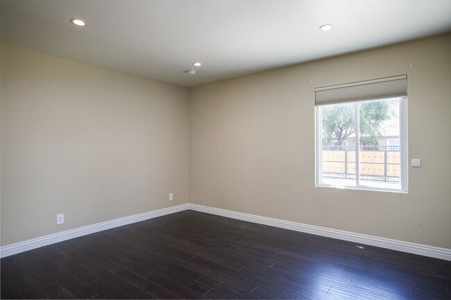 Building Photo - AVAILABLE NOW: Beautifully Remodeled Historic Victorian – 3 Bed / 3 Bath