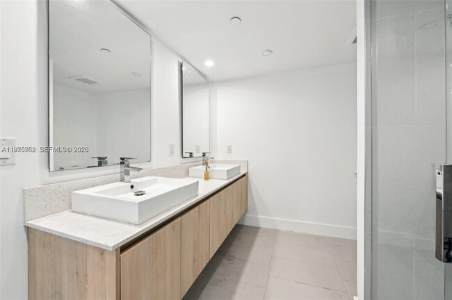 Building Photo - 13800 Highland Dr