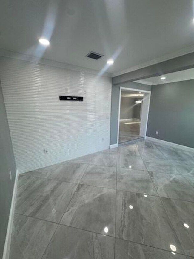 Building Photo - 2591 Rosehaven Rd