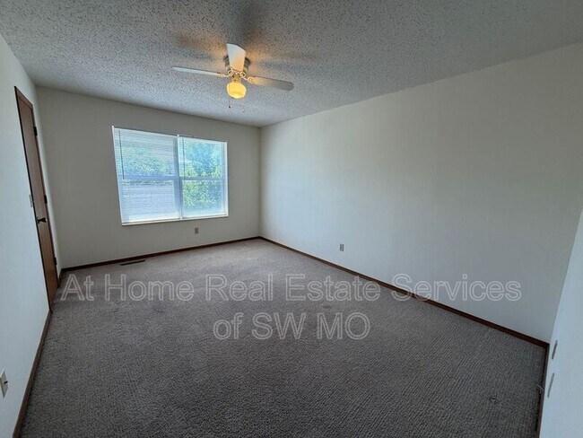 Building Photo - 1189 W Hall St