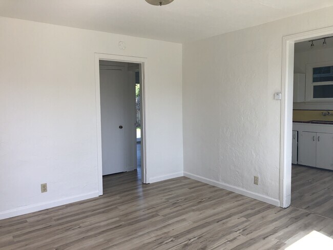 Building Photo - 402 Dufour St