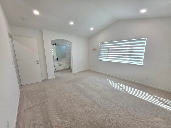 Building Photo - 35 Beechwood Ct