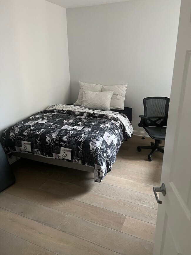 Second bedroom - 635 N Dearborn St