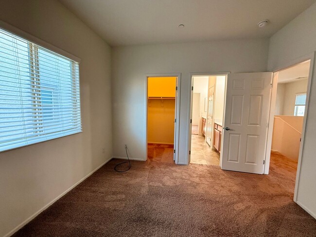 Building Photo - 3 BED 2.5 BATH SINGLE FAMILY W/ LOFT & COM...