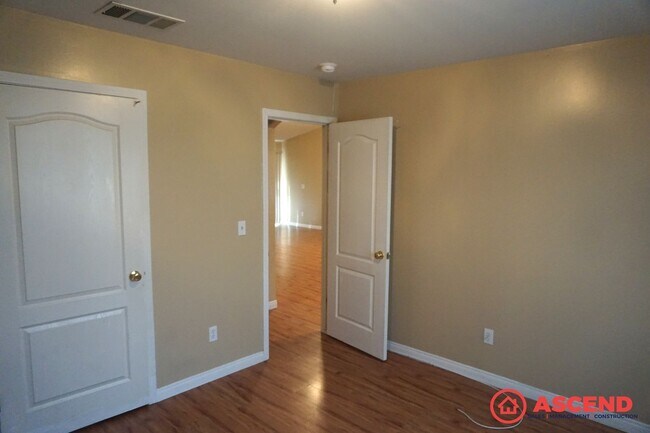 Building Photo - Spacious 4 Bedroom Home with Fenced Backyard & Garage
