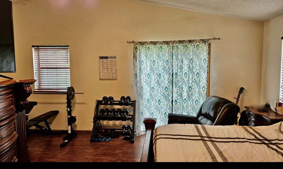 Building Photo - 1615 Camelot Dr