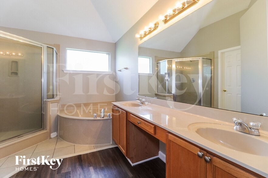 Building Photo - 1060 Mossy Knoll Dr