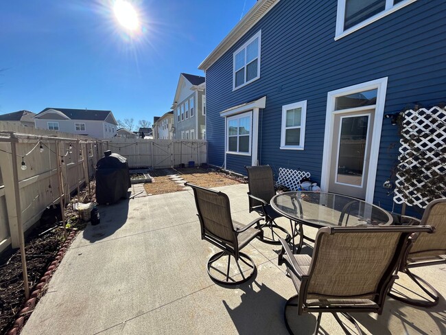Building Photo - 4 Bedroom, 3.5 Bath Condo in Coveted Spenc...