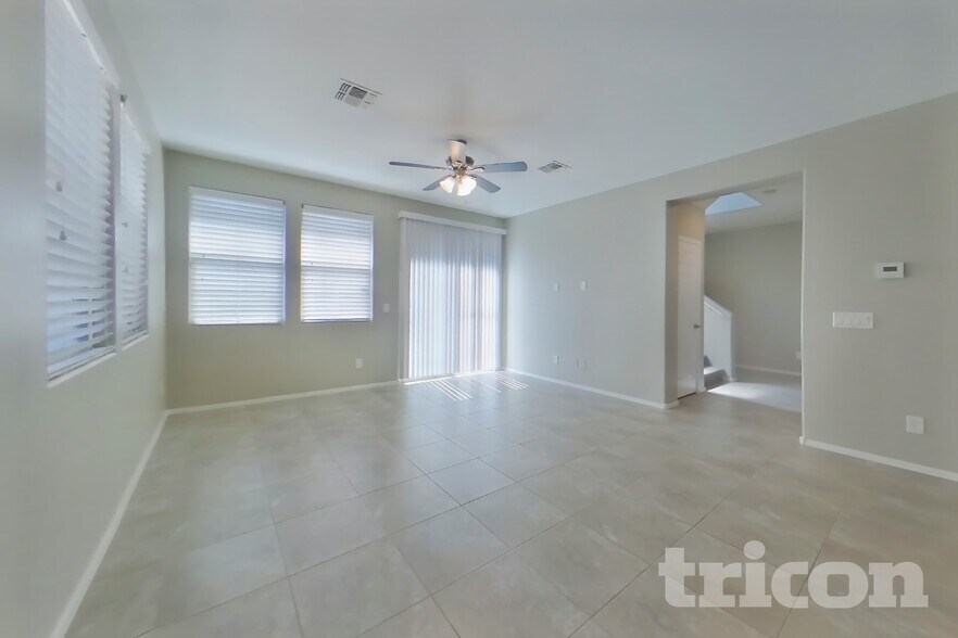 Building Photo - 323 N 56th Pl