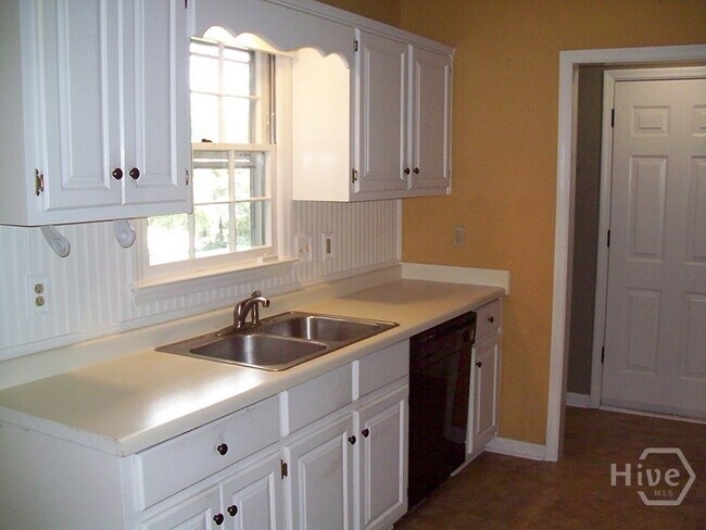 Building Photo - 141 Wakefield Dr