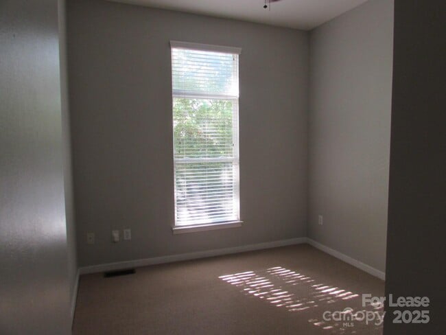 Building Photo - 2125 Southend Dr