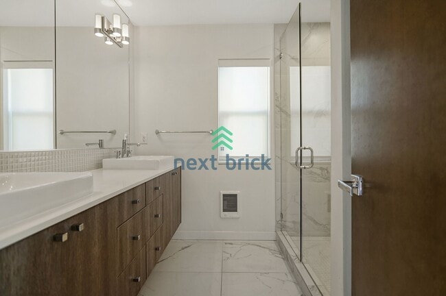 Building Photo - 3 BED & 3 BATH TOWNHOUSE FOR RENT